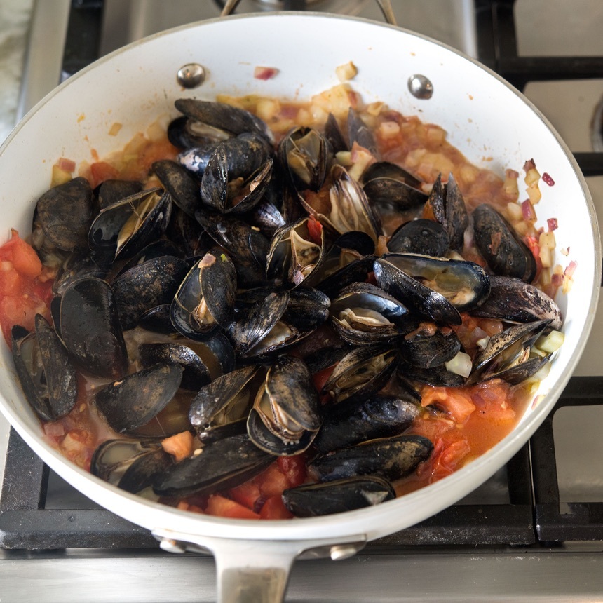 add mussels until open