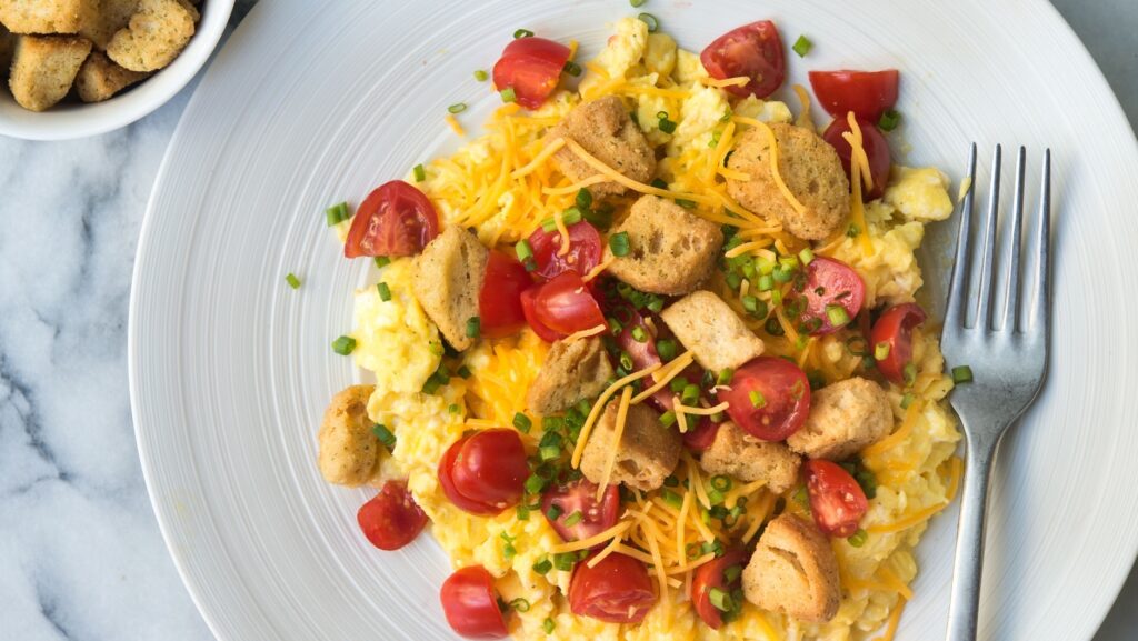 Main crunchy cheddar eggs