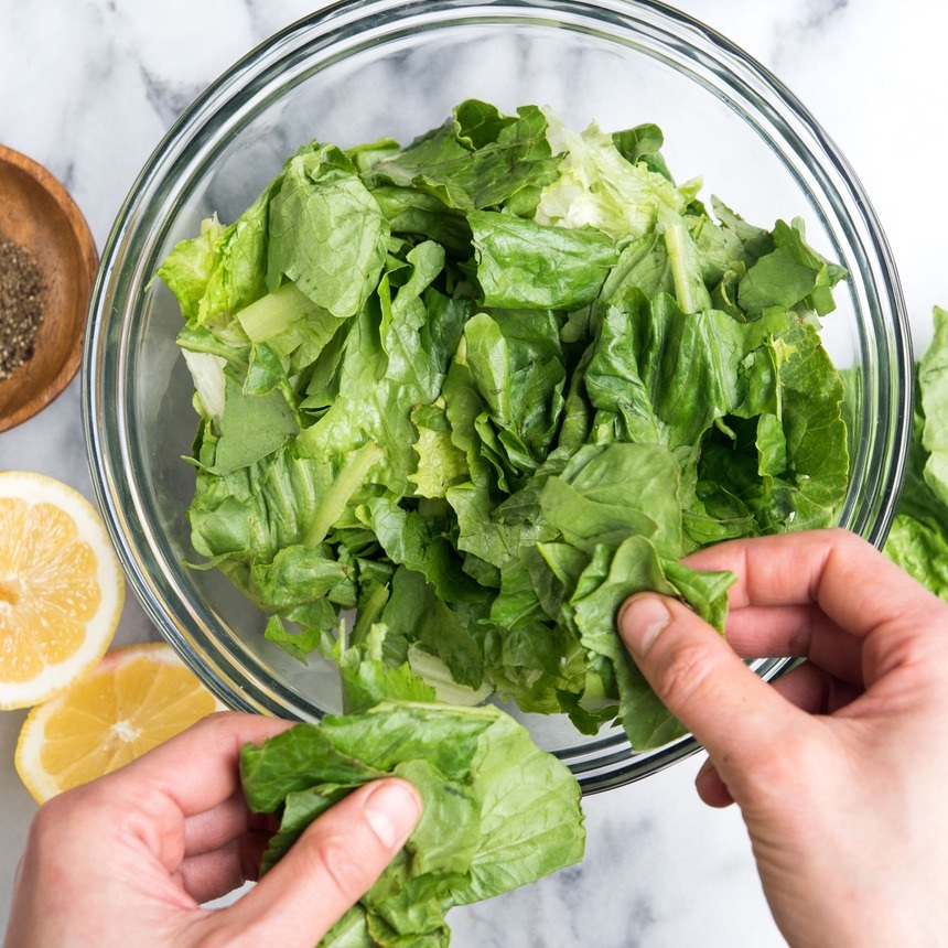 put lettuce in bowl