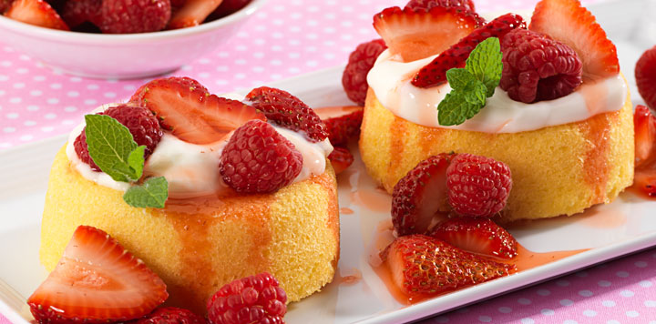 mixed berry cream cakes