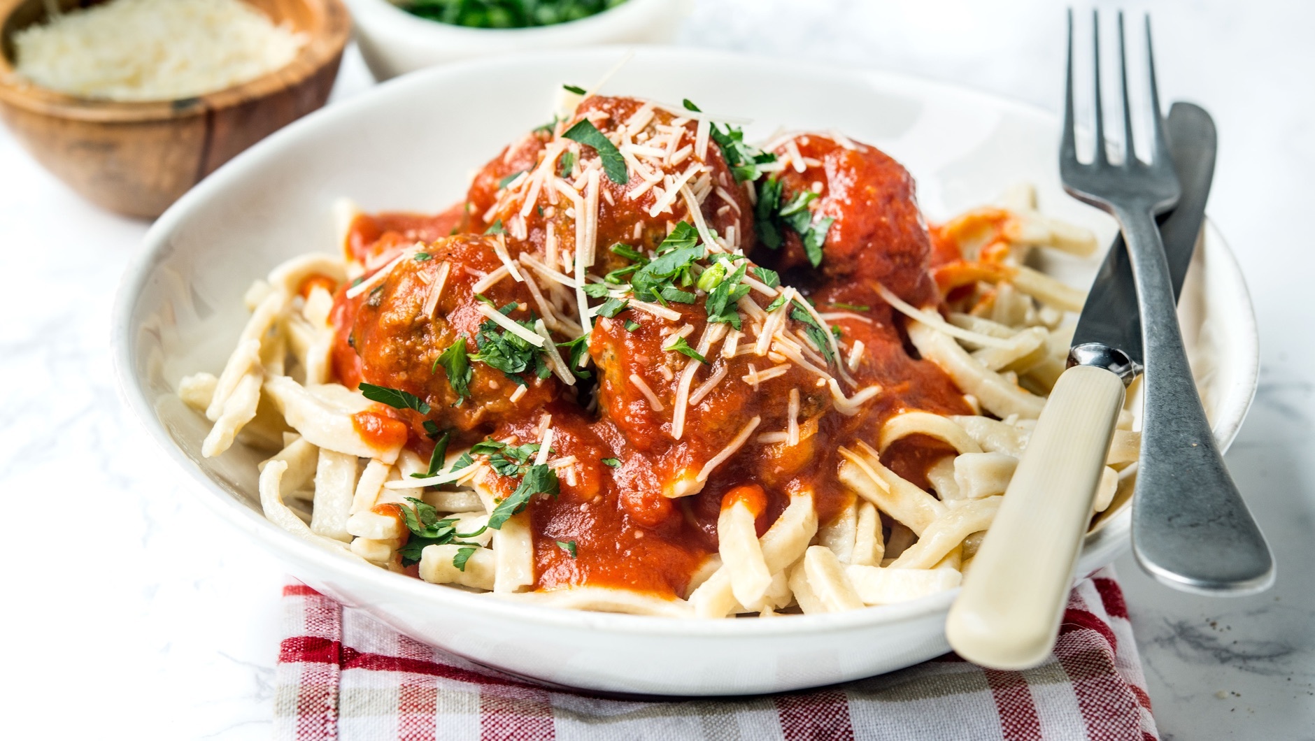 main meatballs and noodles