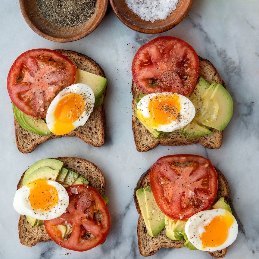 arrange egg on bread